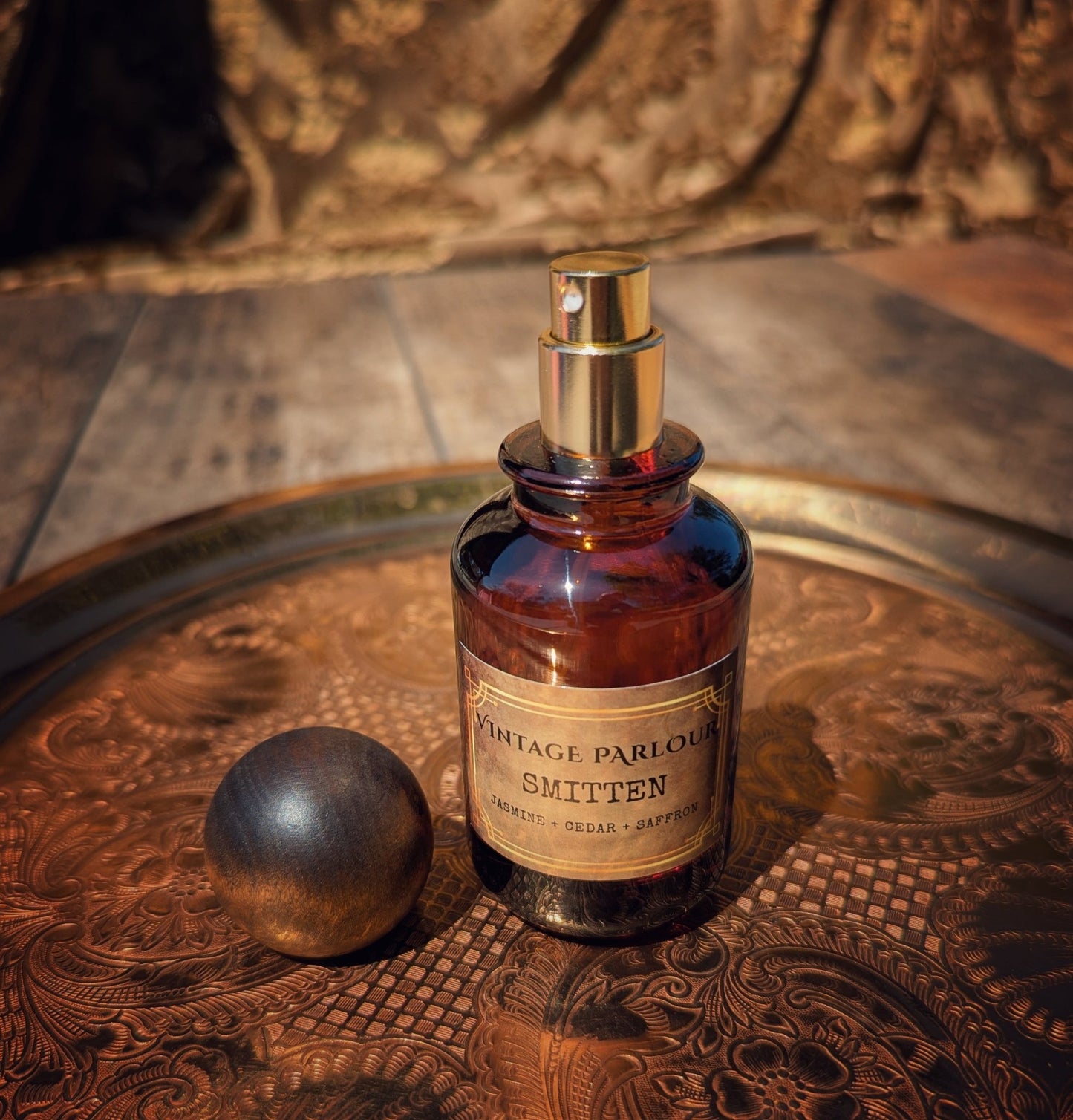 •	vintage perfume bottle 
•	luxury old hollywood fragrance 
•	vanilla signature perfume 
•	floral vintage perfume 
•	smoky niche fragrance