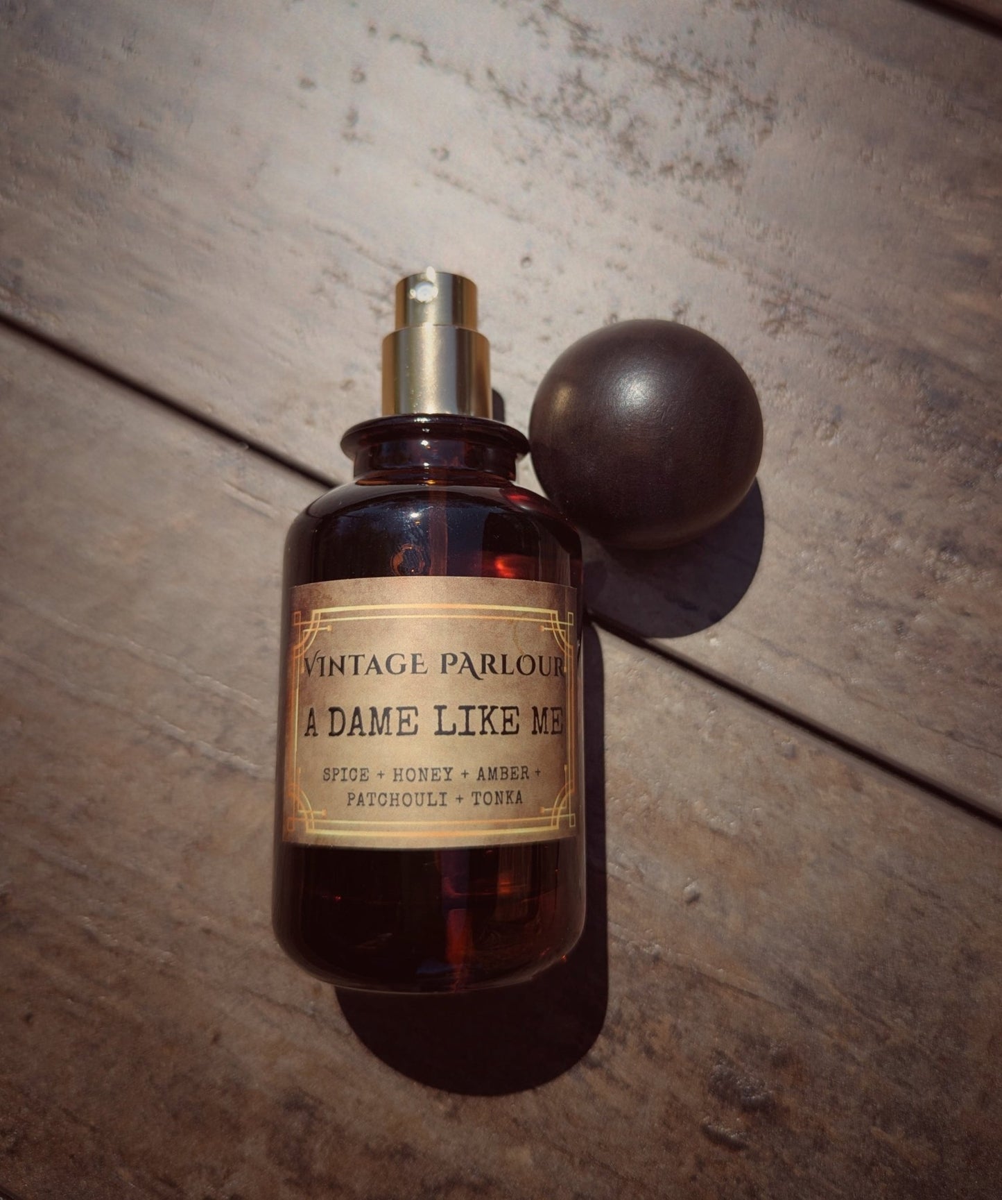 •	vintage perfume bottle 
•	luxury old hollywood fragrance 
•	vanilla signature perfume 
•	floral vintage perfume 
•	smoky niche fragrance